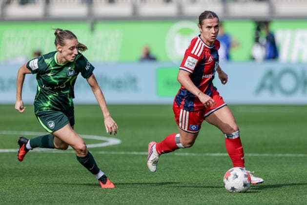 v.li.: Lara Prasnikar (VfL Wolfsburg, 9) und Leila Peneau (Hamburger SV, 15) im Zweikampf, Duell, Dynamik, Aktion, Action, Spielszene, DIE DFB-RICHTLINIEN UNTERSAGEN JEGLICHE NUTZUNG VON FOTOS ALS SEQUENZBILDER UND ODER VIDEOÄHNLICHE FOTOSTRECKEN. DFB REGULATIONS PROHIBIT ANY USE OF PHOTOGRAPHS AS IMAGE SEQUENCES AND OR QUASI-VIDEO., 04.10.2026, Wolfsburg (Deutschland), Fussball, Google Pixel Frauen-Bundesliga, VfL Wolfsburg - Hamburger SV