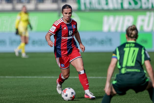 Leila Peneau (Hamburger SV, 15) am Ball, Einzelbild, Ganzkörper, Aktion, Action, Spielszene, DIE DFB-RICHTLINIEN UNTERSAGEN JEGLICHE NUTZUNG VON FOTOS ALS SEQUENZBILDER UND ODER VIDEOÄHNLICHE FOTOSTRECKEN. DFB REGULATIONS PROHIBIT ANY USE OF PHOTOGRAPHS AS IMAGE SEQUENCES AND OR QUASI-VIDEO., 04.10.2026, Wolfsburg (Deutschland), Fussball, Google Pixel Frauen-Bundesliga, VfL Wolfsburg - Hamburger SV