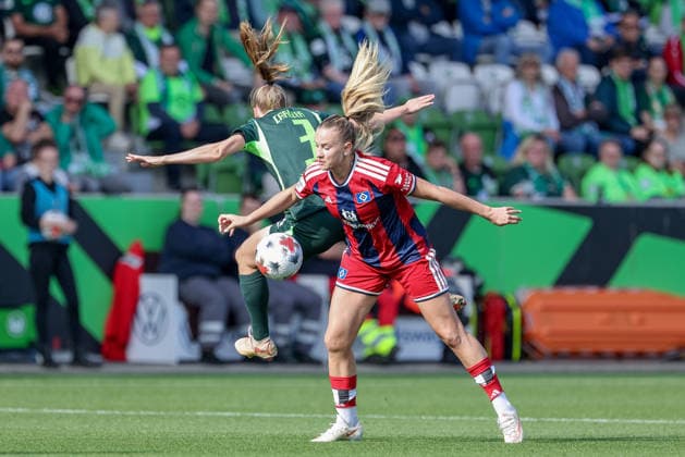 v.li.: Lieske Carleer (VfL Wolfsburg, 3) und Nikola Karczewska (Hamburger SV, 20) im Zweikampf, Duell, Dynamik, Aktion, Action, Spielszene, DIE DFB-RICHTLINIEN UNTERSAGEN JEGLICHE NUTZUNG VON FOTOS ALS SEQUENZBILDER UND ODER VIDEOÄHNLICHE FOTOSTRECKEN. DFB REGULATIONS PROHIBIT ANY USE OF PHOTOGRAPHS AS IMAGE SEQUENCES AND OR QUASI-VIDEO., 04.10.2026, Wolfsburg (Deutschland), Fussball, Google Pixel Frauen-Bundesliga, VfL Wolfsburg - Hamburger SV