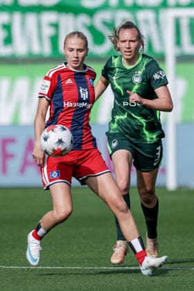 v.li.: Paulina Bartz (Hamburger SV, HSV, 37) und Lieske Carleer (VfL Wolfsburg, 3) im Zweikampf, Duell, Dynamik, Aktion, Action, Spielszene, DIE DFB-RICHTLINIEN UNTERSAGEN JEGLICHE NUTZUNG VON FOTOS ALS SEQUENZBILDER UND ODER VIDEOÄHNLICHE FOTOSTRECKEN. DFB REGULATIONS PROHIBIT ANY USE OF PHOTOGRAPHS AS IMAGE SEQUENCES AND OR QUASI-VIDEO., 04.10.2026, Wolfsburg (Deutschland), Fussball, Google Pixel Frauen-Bundesliga, VfL Wolfsburg - Hamburger SV