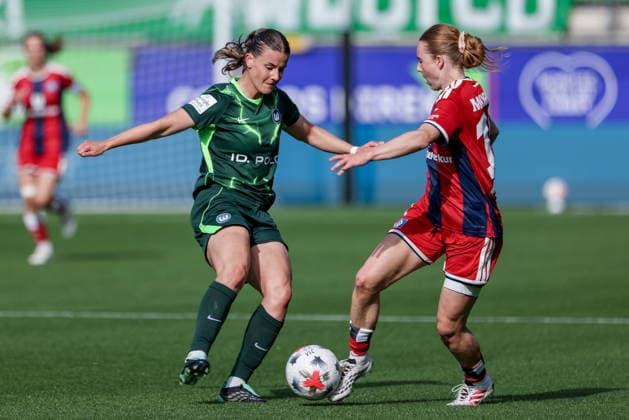 v.li.: Katharina Piljic (VfL Wolfsburg, 17) und Carla Morich (Hamburger SV, HSV, 10) im Zweikampf, Duell, Dynamik, Aktion, Action, Spielszene, DIE DFB-RICHTLINIEN UNTERSAGEN JEGLICHE NUTZUNG VON FOTOS ALS SEQUENZBILDER UND ODER VIDEOÄHNLICHE FOTOSTRECKEN. DFB REGULATIONS PROHIBIT ANY USE OF PHOTOGRAPHS AS IMAGE SEQUENCES AND OR QUASI-VIDEO., 04.10.2026, Wolfsburg (Deutschland), Fussball, Google Pixel Frauen-Bundesliga, VfL Wolfsburg - Hamburger SV