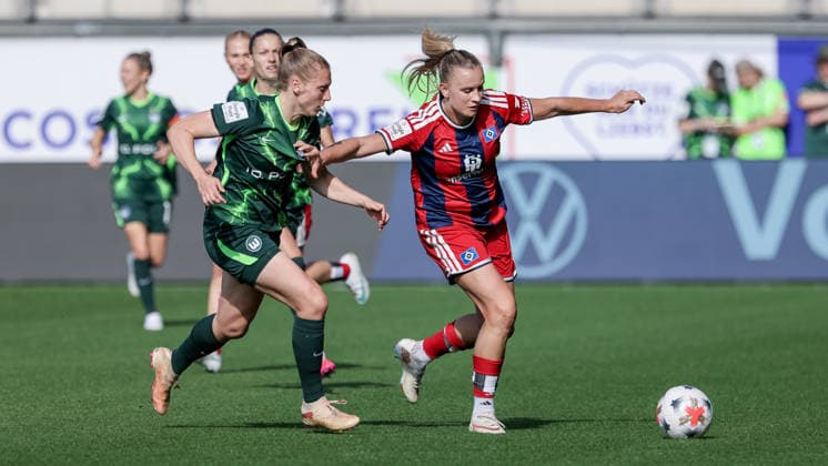 v.li.: Lieske Carleer (VfL Wolfsburg, 3) und Nikola Karczewska (Hamburger SV, 20) im Zweikampf, Duell, Dynamik, Aktion, Action, Spielszene, DIE DFB-RICHTLINIEN UNTERSAGEN JEGLICHE NUTZUNG VON FOTOS ALS SEQUENZBILDER UND ODER VIDEOÄHNLICHE FOTOSTRECKEN. DFB REGULATIONS PROHIBIT ANY USE OF PHOTOGRAPHS AS IMAGE SEQUENCES AND OR QUASI-VIDEO., 04.10.2026, Wolfsburg (Deutschland), Fussball, Google Pixel Frauen-Bundesliga, VfL Wolfsburg - Hamburger SV
