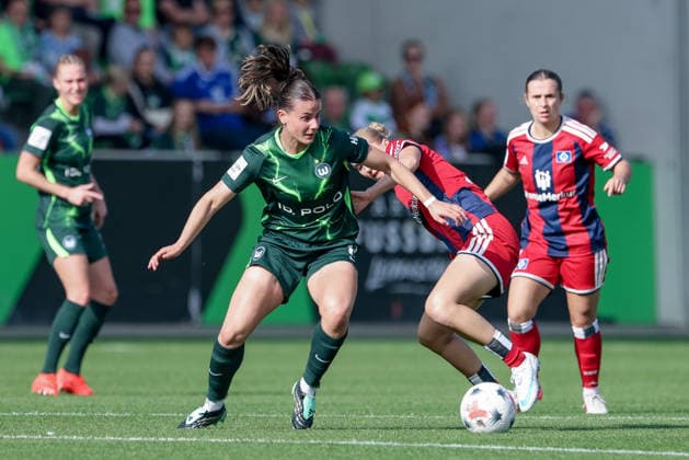 v.li.: Katharina Piljic (VfL Wolfsburg, 17) und Paulina Bartz (Hamburger SV, HSV, 37) im Zweikampf, Duell, Dynamik, Aktion, Action, Spielszene, DIE DFB-RICHTLINIEN UNTERSAGEN JEGLICHE NUTZUNG VON FOTOS ALS SEQUENZBILDER UND ODER VIDEOÄHNLICHE FOTOSTRECKEN. DFB REGULATIONS PROHIBIT ANY USE OF PHOTOGRAPHS AS IMAGE SEQUENCES AND OR QUASI-VIDEO., 04.10.2026, Wolfsburg (Deutschland), Fussball, Google Pixel Frauen-Bundesliga, VfL Wolfsburg - Hamburger SV
