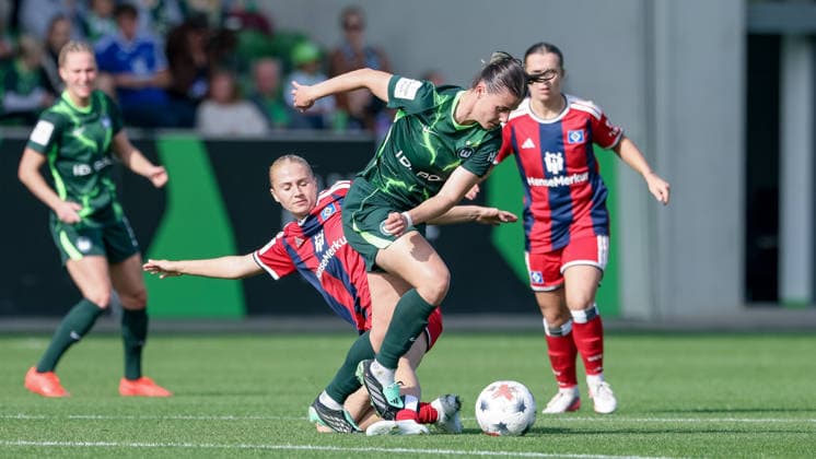 v.li.: Paulina Bartz (Hamburger SV, HSV, 37) und Katharina Piljic (VfL Wolfsburg, 17) im Zweikampf, Duell, Dynamik, Aktion, Action, Spielszene, DIE DFB-RICHTLINIEN UNTERSAGEN JEGLICHE NUTZUNG VON FOTOS ALS SEQUENZBILDER UND ODER VIDEOÄHNLICHE FOTOSTRECKEN. DFB REGULATIONS PROHIBIT ANY USE OF PHOTOGRAPHS AS IMAGE SEQUENCES AND OR QUASI-VIDEO., 04.10.2026, Wolfsburg (Deutschland), Fussball, Google Pixel Frauen-Bundesliga, VfL Wolfsburg - Hamburger SV
