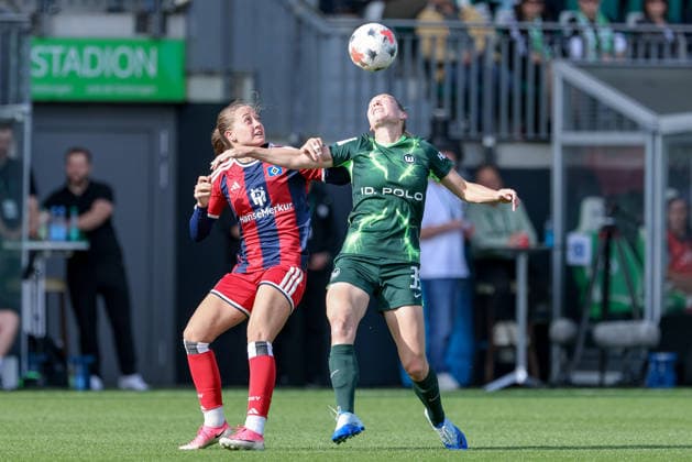 v.li.: Camilla Linberg (Hamburger SV, HSV, 7) und Sarai Linder (VfL Wolfsburg, 39) im Zweikampf, Duell, Dynamik, Aktion, Action, Spielszene, DIE DFB-RICHTLINIEN UNTERSAGEN JEGLICHE NUTZUNG VON FOTOS ALS SEQUENZBILDER UND ODER VIDEOÄHNLICHE FOTOSTRECKEN. DFB REGULATIONS PROHIBIT ANY USE OF PHOTOGRAPHS AS IMAGE SEQUENCES AND OR QUASI-VIDEO., 04.10.2026, Wolfsburg (Deutschland), Fussball, Google Pixel Frauen-Bundesliga, VfL Wolfsburg - Hamburger SV