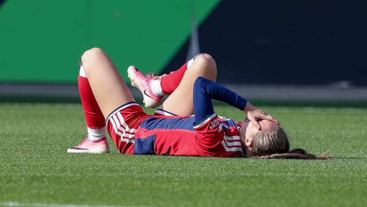 Camilla Linberg (Hamburger SV, HSV, 7) liegt verletzt am Boden, Verletzung, Schmerzen, schmerzverzerrtes Gesicht, DIE DFB-RICHTLINIEN UNTERSAGEN JEGLICHE NUTZUNG VON FOTOS ALS SEQUENZBILDER UND ODER VIDEOÄHNLICHE FOTOSTRECKEN. DFB REGULATIONS PROHIBIT ANY USE OF PHOTOGRAPHS AS IMAGE SEQUENCES AND OR QUASI-VIDEO., 04.10.2026, Wolfsburg (Deutschland), Fussball, Google Pixel Frauen-Bundesliga, VfL Wolfsburg - Hamburger SV