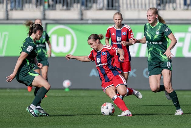 v.li.: Katharina Piljic (VfL Wolfsburg, 17) und Leila Peneau (Hamburger SV, 15) im Zweikampf, Duell, Dynamik, Aktion, Action, Spielszene, Camilla Küver (VfL Wolfsburg, 16), DIE DFB-RICHTLINIEN UNTERSAGEN JEGLICHE NUTZUNG VON FOTOS ALS SEQUENZBILDER UND ODER VIDEOÄHNLICHE FOTOSTRECKEN. DFB REGULATIONS PROHIBIT ANY USE OF PHOTOGRAPHS AS IMAGE SEQUENCES AND OR QUASI-VIDEO., 04.10.2026, Wolfsburg (Deutschland), Fussball, Google Pixel Frauen-Bundesliga, VfL Wolfsburg - Hamburger SV