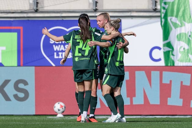 Spielerinnen vom VfL Wolfsburg mit Torjubel, Jubel, jubeln, jubelt, optimistisch, Spielszene, Highlight, Freude über das Tor zum 1:0, DIE DFB-RICHTLINIEN UNTERSAGEN JEGLICHE NUTZUNG VON FOTOS ALS SEQUENZBILDER UND ODER VIDEOÄHNLICHE FOTOSTRECKEN. DFB REGULATIONS PROHIBIT ANY USE OF PHOTOGRAPHS AS IMAGE SEQUENCES AND OR QUASI-VIDEO., 04.10.2026, Wolfsburg (Deutschland), Fussball, Google Pixel Frauen-Bundesliga, VfL Wolfsburg - Hamburger SV