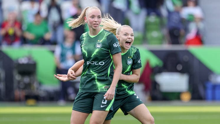 v.li.: Ella Peddemors (VfL Wolfsburg, 5) und Torschützin Anny Kerim-Lindland (VfL Wolfsburg, 38) mit Torjubel, Jubel, jubeln, jubelt, optimistisch, Spielszene, Highlight, Freude über das Tor zum 2:1, DIE DFB-RICHTLINIEN UNTERSAGEN JEGLICHE NUTZUNG VON FOTOS ALS SEQUENZBILDER UND ODER VIDEOÄHNLICHE FOTOSTRECKEN. DFB REGULATIONS PROHIBIT ANY USE OF PHOTOGRAPHS AS IMAGE SEQUENCES AND OR QUASI-VIDEO., 04.10.2026, Wolfsburg (Deutschland), Fussball, Google Pixel Frauen-Bundesliga, VfL Wolfsburg - Hamburger SV
