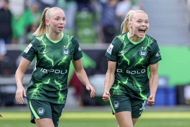 v.li.: Ella Peddemors (VfL Wolfsburg, 5) und Torschützin Anny Kerim-Lindland (VfL Wolfsburg, 38) mit Torjubel, Jubel, jubeln, jubelt, optimistisch, Spielszene, Highlight, Freude über das Tor zum 2:1, DIE DFB-RICHTLINIEN UNTERSAGEN JEGLICHE NUTZUNG VON FOTOS ALS SEQUENZBILDER UND ODER VIDEOÄHNLICHE FOTOSTRECKEN. DFB REGULATIONS PROHIBIT ANY USE OF PHOTOGRAPHS AS IMAGE SEQUENCES AND OR QUASI-VIDEO., 04.10.2026, Wolfsburg (Deutschland), Fussball, Google Pixel Frauen-Bundesliga, VfL Wolfsburg - Hamburger SV