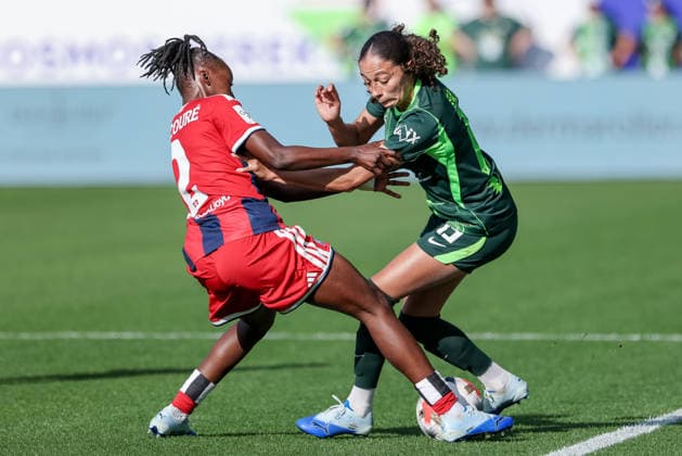 v.li.: Magou Doucoure (Hamburger SV, HSV, 2) und Kessya Bussy (VfL Wolfsburg, 19) im Zweikampf, Duell, Dynamik, Aktion, Action, Spielszene, DIE DFB-RICHTLINIEN UNTERSAGEN JEGLICHE NUTZUNG VON FOTOS ALS SEQUENZBILDER UND ODER VIDEOÄHNLICHE FOTOSTRECKEN. DFB REGULATIONS PROHIBIT ANY USE OF PHOTOGRAPHS AS IMAGE SEQUENCES AND OR QUASI-VIDEO., 04.10.2026, Wolfsburg (Deutschland), Fussball, Google Pixel Frauen-Bundesliga, VfL Wolfsburg - Hamburger SV