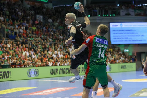 04.10.2026, xtgx, Handball Opel HBL, SC Magdeburg - HC Erlangen emspor, v.l. Lars Genz (Erlangen, 3), Omar Ingi Magnusson (Magdeburg, 14) Zweikampf, Duell, Kampf, tackle Magdeburg