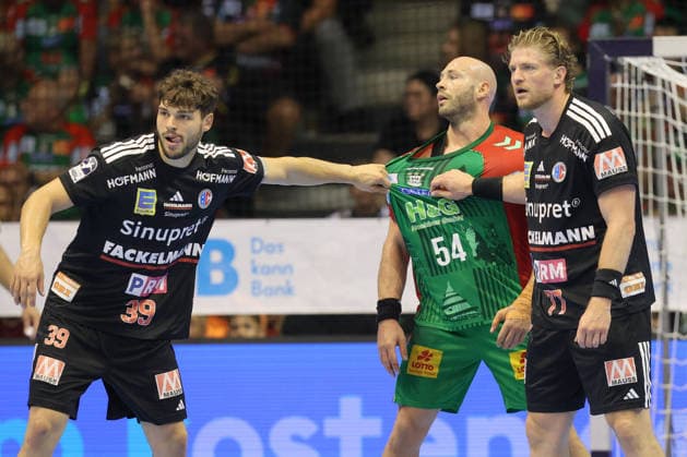 04.10.2026, xtgx, Handball Opel HBL, SC Magdeburg - HC Erlangen emspor, v.l. Tobias Buck (Erlangen, 39), Oscar Bergendahl (Magdeburg, 54), Maciej Gebala (Erlangen, 77) Zweikampf, Duell, Kampf, tackle Magdeburg