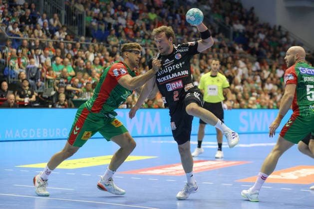 04.10.2026, xtgx, Handball Opel HBL, SC Magdeburg - HC Erlangen emspor, v.l. Antonio Serradilla Cuenca (Magdeburg, 15), Frieder Bandlow (Erlangen, 2) Zweikampf, Duell, Kampf, tackle Magdeburg