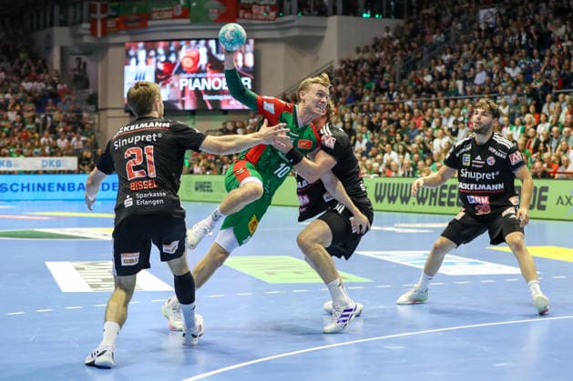 04.10.2026, xgox, Handball - Opel HBL SC Magdeburg - HC Erlangen emspor, v.l. Christopher Bissel (Erlangen, 21), Gisli Thorgeir Kristjansson (Magdeburg, 10), Maciej Gebala (Erlangen, 77) Zweikampf, Duell, Kampf, tackle Magdeburg