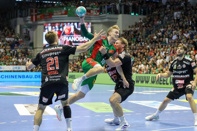 04.10.2026, xgox, Handball - Opel HBL SC Magdeburg - HC Erlangen emspor, v.l. Christopher Bissel (Erlangen, 21), Gisli Thorgeir Kristjansson (Magdeburg, 10), Maciej Gebala (Erlangen, 77) Zweikampf, Duell, Kampf, tackle Magdeburg