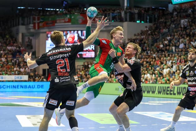 04.10.2026, xgox, Handball - Opel HBL SC Magdeburg - HC Erlangen emspor, v.l. Christopher Bissel (Erlangen, 21), Gisli Thorgeir Kristjansson (Magdeburg, 10), Maciej Gebala (Erlangen, 77) Zweikampf, Duell, Kampf, tackle Magdeburg