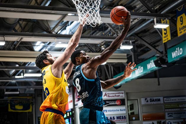 easyCredit BBL - Phoenix Hagen vs. SKYLINERS Frankfurt, Hagen, 04.10.2026, Ischelandhalle Hagen William Christmas (8, SKYLINERS, SG) beim Korbleger, verteidigt von Patricio Garino Gullotta (29, Phoenix Hagen, SF); easyCredit BBL - Phoenix Hagen vs. SKYLINERS Frankfurt, Hagen, 04.10.2026, Ischelandhalle Hagen Copyright: xBEAUTIFULxSPORTS Piepenstockx