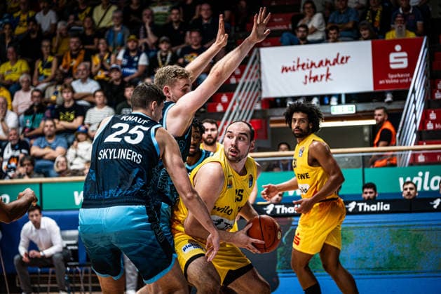 easyCredit BBL - Phoenix Hagen vs. SKYLINERS Frankfurt, Hagen, 04.10.2026, Ischelandhalle Hagen Adam Kunkel (3, Phoenix Hagen, SG) unterm Korb, verteidigt u.a. vom Jacob Knauf (25, SKYLINERS, C); easyCredit BBL - Phoenix Hagen vs. SKYLINERS Frankfurt, Hagen, 04.10.2026, Ischelandhalle Hagen Copyright: xBEAUTIFULxSPORTS Piepenstockx