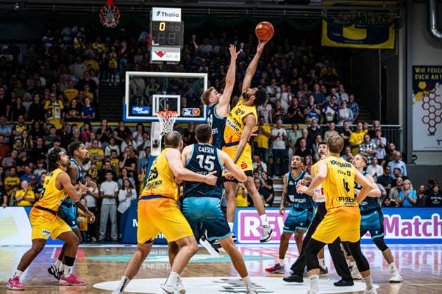 easyCredit BBL - Phoenix Hagen vs. SKYLINERS Frankfurt, Hagen, 04.10.2026, Ischelandhalle Hagen Tippoff zwischen Tyler Polley (12, Phoenix Hagen, SF) und Till Pape (19, SKYLINERS, PF); easyCredit BBL - Phoenix Hagen vs. SKYLINERS Frankfurt, Hagen, 04.10.2026, Ischelandhalle Hagen Copyright: xBEAUTIFULxSPORTS Piepenstockx