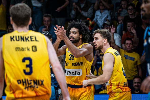 easyCredit BBL - Phoenix Hagen vs. SKYLINERS Frankfurt, Hagen, 04.10.2026, Ischelandhalle Hagen Trenton Gibson (33, Phoenix Hagen, SG) und Jan Razdevsek (44, Phoenix Hagen, PG) feiern ein Korberfolg ; easyCredit BBL - Phoenix Hagen vs. SKYLINERS Frankfurt, Hagen, 04.10.2026, Ischelandhalle Hagen Copyright: xBEAUTIFULxSPORTS Piepenstockx