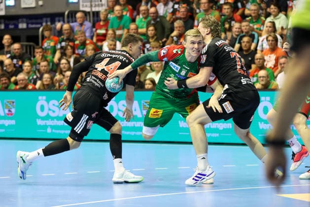 04.10.2026, xgox, Handball - Opel HBL SC Magdeburg - HC Erlangen emspor, v.l. Christopher Steinert (Erlangen, 44), Gisli Thorgeir Kristjansson (Magdeburg, 10), Maciej Gebala (Erlangen, 77) Zweikampf, Duell, Kampf, tackle Magdeburg