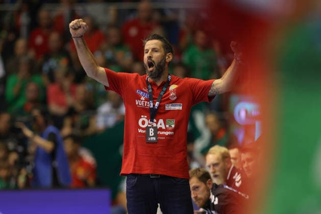 04.10.2026, xtgx, Handball Opel HBL, SC Magdeburg - HC Erlangen emspor, v.l. Bennet Wiegert (Magdeburg, Trainer) Jubel, Torjubel, jubelt ueber das Tor, celebrate the goal, celebration im roten Polo-Shirt, nachdem er in der ersten Halbzeit noch sein gewohntes schwarzes getragen hatte Magdeburg