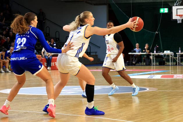 04.10.2026, Deutschland, GER, DEU, Basketball, DBBL,1.Bundesliga, 1.Tag, Saison 2026 2027, Berlin, ALBA Berlin vs Marburg Tara Wallack ( ALBA Berlin 1 ), Amelia Sophia Hassett ( BC Marburg 22 ) nordphoto GmbH Engler Berlin Soemmeringhalle Berlin Deutschland Copyright: xNordphotox xEnglerx