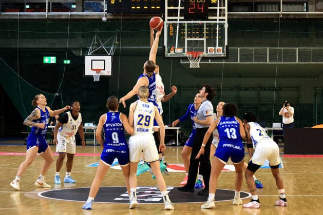 04.10.2026, Deutschland, GER, DEU, Basketball, DBBL,1.Bundesliga, 1.Tag, Saison 2026 2027, Berlin, ALBA Berlin vs Marburg Anstoss, Lauren Ware ( ALBA Berlin 32 ), Allyson Christensen ( BC Marburg 45 ) nordphoto GmbH Engler Berlin Soemmeringhalle Berlin Deutschland Copyright: xNordphotox xEnglerx
