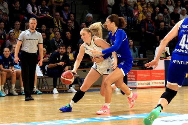 04.10.2026, Deutschland, GER, DEU, Basketball, DBBL,1.Bundesliga, 1.Tag, Saison 2026 2027, Berlin, ALBA Berlin vs Marburg Tara Wallack ( ALBA Berlin 1 ), Amelia Sophia Hassett ( BC Marburg 22 ) nordphoto GmbH Engler Berlin Soemmeringhalle Berlin Deutschland Copyright: xNordphotox xEnglerx
