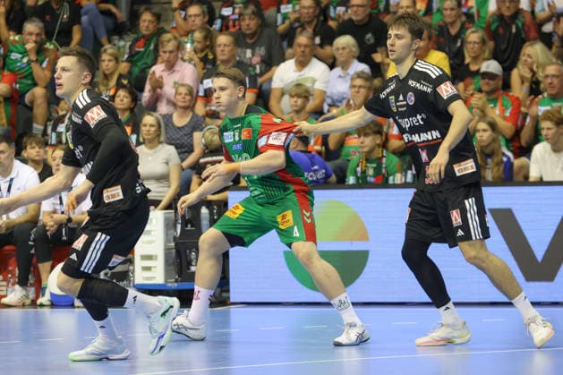 04.10.2026, xtgx, Handball Opel HBL, SC Magdeburg - HC Erlangen emspor, v.l. Malte Elze (Magdeburg, 4), Tim Gömmel (Erlangen, 95) Zweikampf, Duell, Kampf, tackle Magdeburg