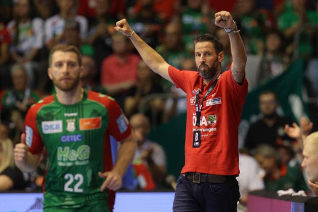 04.10.2026, xtgx, Handball Opel HBL, SC Magdeburg - HC Erlangen emspor, v.l. Bennet Wiegert (Magdeburg, Trainer) Jubel, Torjubel, jubelt ueber das Tor, celebrate the goal, celebration im roten Polo-Shirt, nachdem er in der ersten Halbzeit noch sein gewohntes schwarzes getragen hatte Magdeburg