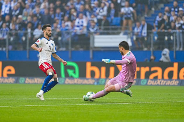 Fabio Vieira (Hamburger SV, 20), Diant Ramaj (FC Kopenhagen, 01) GER, Hamburger SV vs. FC Kopenhagen, Fußball, Testspiel, Saison 2026 2027, 04.10.2026 GER, Hamburger SV vs. FC Kopenhagen, Fußball, Testspiel, Saison 2026 2027, 04.10.2026 Hamburg Copyright: xEibner-Pressefoto MarcelxvonxFehrnx EP_MFN