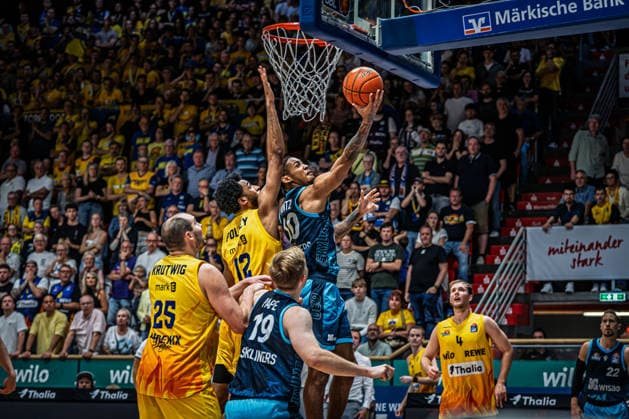 easyCredit BBL - Phoenix Hagen vs. SKYLINERS Frankfurt, Hagen, 04.10.2026, Ischelandhalle Hagen Tyler Polley (12, Phoenix Hagen, SF) beim versuch Judah Mintz (10, SKYLINERS, SG) zu blocken ; easyCredit BBL - Phoenix Hagen vs. SKYLINERS Frankfurt, Hagen, 04.10.2026, Ischelandhalle Hagen Copyright: xBEAUTIFULxSPORTS Piepenstockx