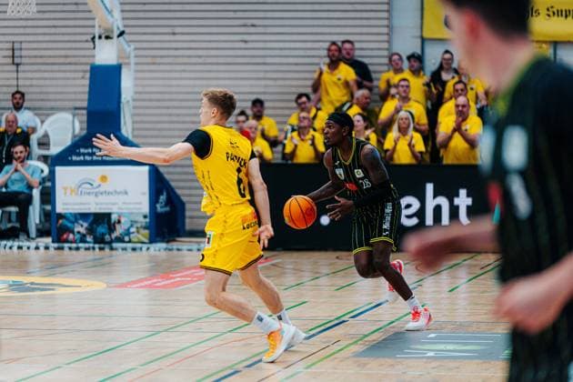 Johannes Patrick (Kreisbau Kirchheim Knights, 06) Glen Abram Jr. (Medikamente per Klick Bayreuth, 28) GER, Kreisbau Kirchheim Knights vs. Medikamente per Klick Bayreuth, Barmer 2. Basketball Bundesliga, 3. Spieltag, Saison 2026 2027, 04.10.2026 GER, Kreisbau Kirchheim Knights vs. Medikamente per Klick Bayreuth, Barmer 2. Basketball Bundesliga, 3. Spieltag, Saison 2026 2027, 04.10.2026 Kirchheim u. Teck Copyright: xEibner-Pressefoto NinaxSanderx EP_NSR