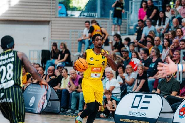 Glen Abram Jr. (Medikamente per Klick Bayreuth, 28) Desmond Watson (Kreisbau Kirchheim Knights, 04) GER, Kreisbau Kirchheim Knights vs. Medikamente per Klick Bayreuth, Barmer 2. Basketball Bundesliga, 3. Spieltag, Saison 2026 2027, 04.10.2026 GER, Kreisbau Kirchheim Knights vs. Medikamente per Klick Bayreuth, Barmer 2. Basketball Bundesliga, 3. Spieltag, Saison 2026 2027, 04.10.2026 Kirchheim u. Teck Copyright: xEibner-Pressefoto NinaxSanderx EP_NSR