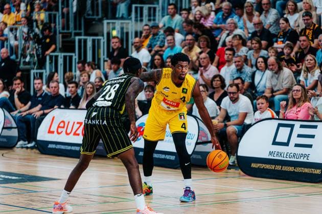 Glen Abram Jr. (Medikamente per Klick Bayreuth, 28) Desmond Watson (Kreisbau Kirchheim Knights, 04) GER, Kreisbau Kirchheim Knights vs. Medikamente per Klick Bayreuth, Barmer 2. Basketball Bundesliga, 3. Spieltag, Saison 2026 2027, 04.10.2026 GER, Kreisbau Kirchheim Knights vs. Medikamente per Klick Bayreuth, Barmer 2. Basketball Bundesliga, 3. Spieltag, Saison 2026 2027, 04.10.2026 Kirchheim u. Teck Copyright: xEibner-Pressefoto NinaxSanderx EP_NSR