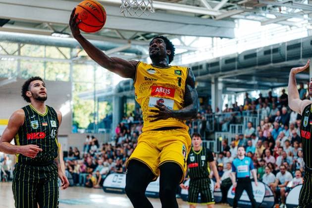 Collin Metcalf (Medikamente per Klick Bayreuth, 45) Philip Alston (Kreisbau Kirchheim Knights, 01) GER, Kreisbau Kirchheim Knights vs. Medikamente per Klick Bayreuth, Barmer 2. Basketball Bundesliga, 3. Spieltag, Saison 2026 2027, 04.10.2026 GER, Kreisbau Kirchheim Knights vs. Medikamente per Klick Bayreuth, Barmer 2. Basketball Bundesliga, 3. Spieltag, Saison 2026 2027, 04.10.2026 Kirchheim u. Teck Copyright: xEibner-Pressefoto NinaxSanderx EP_NSR