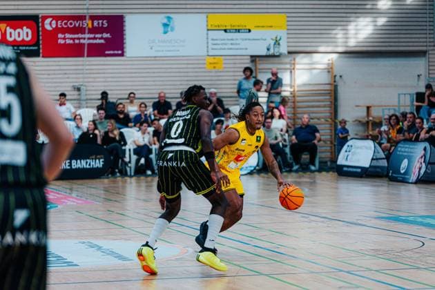 Joshua Bonga (Medikamente per Klick Bayreuth, 00) CJ Hines (Kreisbau Kirchheim Knights, 02) GER, Kreisbau Kirchheim Knights vs. Medikamente per Klick Bayreuth, Barmer 2. Basketball Bundesliga, 3. Spieltag, Saison 2026 2027, 04.10.2026 GER, Kreisbau Kirchheim Knights vs. Medikamente per Klick Bayreuth, Barmer 2. Basketball Bundesliga, 3. Spieltag, Saison 2026 2027, 04.10.2026 Kirchheim u. Teck Copyright: xEibner-Pressefoto NinaxSanderx EP_NSR