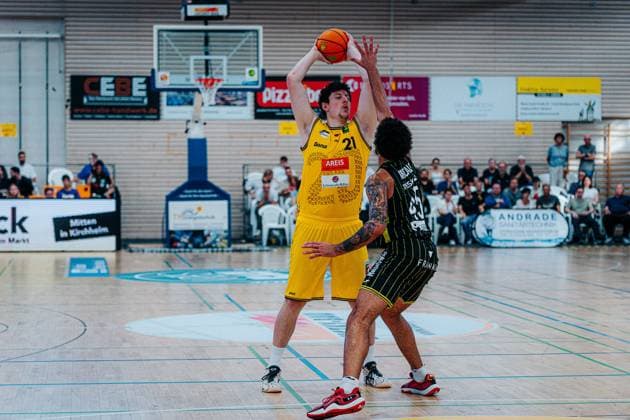 Nicolas Bretzel (Kreisbau Kirchheim Knights, 21) Collin Metcalf (Medikamente per Klick Bayreuth, 45) GER, Kreisbau Kirchheim Knights vs. Medikamente per Klick Bayreuth, Barmer 2. Basketball Bundesliga, 3. Spieltag, Saison 2026 2027, 04.10.2026 GER, Kreisbau Kirchheim Knights vs. Medikamente per Klick Bayreuth, Barmer 2. Basketball Bundesliga, 3. Spieltag, Saison 2026 2027, 04.10.2026 Kirchheim u. Teck Copyright: xEibner-Pressefoto NinaxSanderx EP_NSR