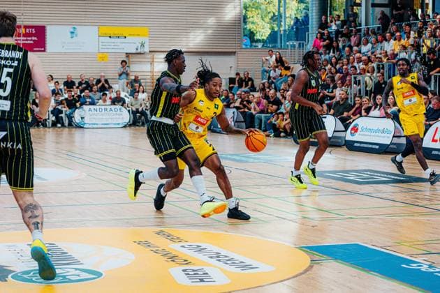 Joshua Bonga (Medikamente per Klick Bayreuth, 00) CJ Hines (Kreisbau Kirchheim Knights, 02) bay05 Tyrel Morgan (Kreisbau Kirchheim Knights, 11) GER, Kreisbau Kirchheim Knights vs. Medikamente per Klick Bayreuth, Barmer 2. Basketball Bundesliga, 3. Spieltag, Saison 2026 2027, 04.10.2026 GER, Kreisbau Kirchheim Knights vs. Medikamente per Klick Bayreuth, Barmer 2. Basketball Bundesliga, 3. Spieltag, Saison 2026 2027, 04.10.2026 Kirchheim u. Teck Copyright: xEibner-Pressefoto NinaxSanderx EP_NSR