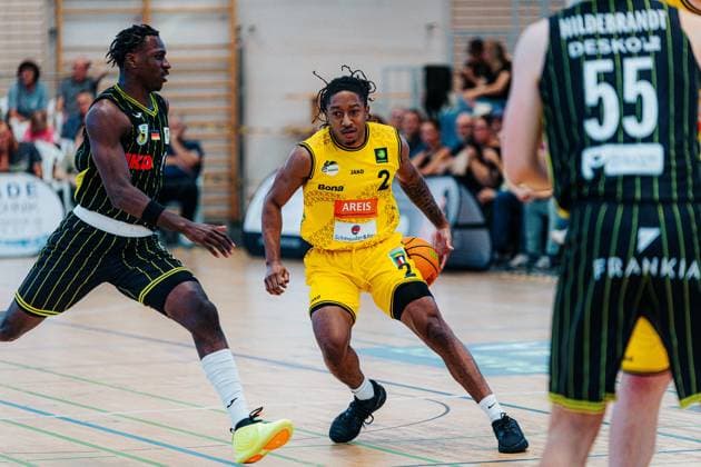 Joshua Bonga (Medikamente per Klick Bayreuth, 00) CJ Hines (Kreisbau Kirchheim Knights, 02) GER, Kreisbau Kirchheim Knights vs. Medikamente per Klick Bayreuth, Barmer 2. Basketball Bundesliga, 3. Spieltag, Saison 2026 2027, 04.10.2026 GER, Kreisbau Kirchheim Knights vs. Medikamente per Klick Bayreuth, Barmer 2. Basketball Bundesliga, 3. Spieltag, Saison 2026 2027, 04.10.2026 Kirchheim u. Teck Copyright: xEibner-Pressefoto NinaxSanderx EP_NSR