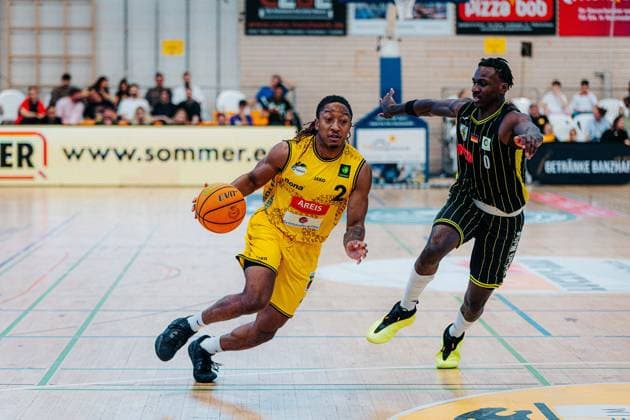 CJ Hines (Kreisbau Kirchheim Knights, 02) Joshua Bonga (Medikamente per Klick Bayreuth, 00) GER, Kreisbau Kirchheim Knights vs. Medikamente per Klick Bayreuth, Barmer 2. Basketball Bundesliga, 3. Spieltag, Saison 2026 2027, 04.10.2026 GER, Kreisbau Kirchheim Knights vs. Medikamente per Klick Bayreuth, Barmer 2. Basketball Bundesliga, 3. Spieltag, Saison 2026 2027, 04.10.2026 Kirchheim u. Teck Copyright: xEibner-Pressefoto NinaxSanderx EP_NSR