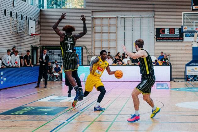Taje Kelly (Medikamente per Klick Bayreuth, 02) Desmond Watson (Kreisbau Kirchheim Knights, 04) GER, Kreisbau Kirchheim Knights vs. Medikamente per Klick Bayreuth, Barmer 2. Basketball Bundesliga, 3. Spieltag, Saison 2026 2027, 04.10.2026 GER, Kreisbau Kirchheim Knights vs. Medikamente per Klick Bayreuth, Barmer 2. Basketball Bundesliga, 3. Spieltag, Saison 2026 2027, 04.10.2026 Kirchheim u. Teck Copyright: xEibner-Pressefoto NinaxSanderx EP_NSR