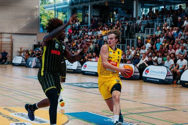 Taje Kelly (Medikamente per Klick Bayreuth, 02) Paul Viefhues (Kreisbau Kirchheim Knights, 03) GER, Kreisbau Kirchheim Knights vs. Medikamente per Klick Bayreuth, Barmer 2. Basketball Bundesliga, 3. Spieltag, Saison 2026 2027, 04.10.2026 GER, Kreisbau Kirchheim Knights vs. Medikamente per Klick Bayreuth, Barmer 2. Basketball Bundesliga, 3. Spieltag, Saison 2026 2027, 04.10.2026 Kirchheim u. Teck Copyright: xEibner-Pressefoto NinaxSanderx EP_NSR