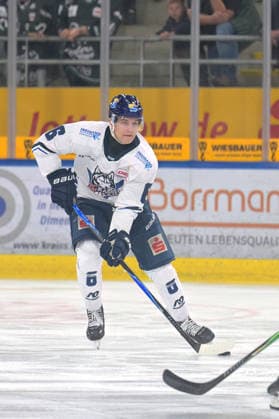 Manuel Schams (EC Kassel Huskies, 06) am Puck Bietigheim Steelers vs. EC Kassel Huskies, Eishockey, DEL 2, 06.Hauptrundenspiel, Saison 2026 2027, 04.10.2026 Bietigheim Steelers vs. EC Kassel Huskies, Eishockey, DEL 2, 06.Hauptrundenspiel, Saison 2026 2027, 04.10.2026 Bietigheim Copyright: xEibner-Pressefotox EP_TBR