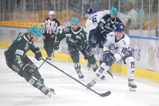 Laurin Braun (EC Kassel Huskies, 18) am Puck im Zweikampf mit Maximilian Soell (Bietigheim Steelers, 76) Bietigheim Steelers vs. EC Kassel Huskies, Eishockey, DEL 2, 06.Hauptrundenspiel, Saison 2026 2027, 04.10.2026 Bietigheim Steelers vs. EC Kassel Huskies, Eishockey, DEL 2, 06.Hauptrundenspiel, Saison 2026 2027, 04.10.2026 Bietigheim Copyright: xEibner-Pressefotox EP_TBR