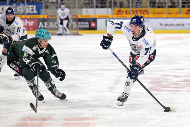 Tristan Keck (EC Kassel Huskies, 71) am Puck im Zweikampf mit Dominik Klein (Bietigheim Steelers, 15) Bietigheim Steelers vs. EC Kassel Huskies, Eishockey, DEL 2, 06.Hauptrundenspiel, Saison 2026 2027, 04.10.2026 Bietigheim Steelers vs. EC Kassel Huskies, Eishockey, DEL 2, 06.Hauptrundenspiel, Saison 2026 2027, 04.10.2026 Bietigheim Copyright: xEibner-Pressefotox EP_TBR