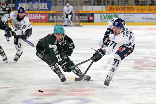 Tristan Keck (EC Kassel Huskies, 71) beim Torschuss im Zweikampf mit Dominik Klein (Bietigheim Steelers, 15) Bietigheim Steelers vs. EC Kassel Huskies, Eishockey, DEL 2, 06.Hauptrundenspiel, Saison 2026 2027, 04.10.2026 Bietigheim Steelers vs. EC Kassel Huskies, Eishockey, DEL 2, 06.Hauptrundenspiel, Saison 2026 2027, 04.10.2026 Bietigheim Copyright: xEibner-Pressefotox EP_TBR