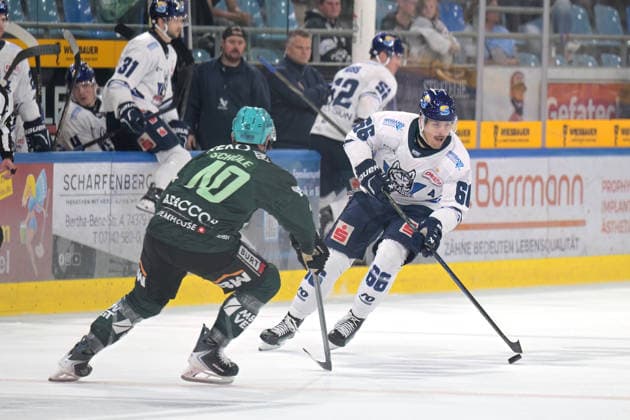 Darren Mieszkowski (EC Kassel Huskies, 66) am Puck im Zweikampf mit Tim Schuele (Bietigheim Steelers, 40) Bietigheim Steelers vs. EC Kassel Huskies, Eishockey, DEL 2, 06.Hauptrundenspiel, Saison 2026 2027, 04.10.2026 Bietigheim Steelers vs. EC Kassel Huskies, Eishockey, DEL 2, 06.Hauptrundenspiel, Saison 2026 2027, 04.10.2026 Bietigheim Copyright: xEibner-Pressefotox EP_TBR